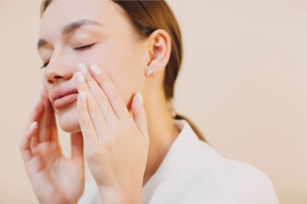 Vantagens-dos-exercícios-de-Yoga-Facial-para-o-rosto-pescoço